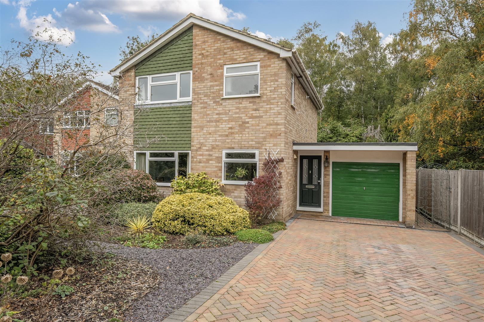 Foxcote Finchampstead, Berkshire, RG40 3PG