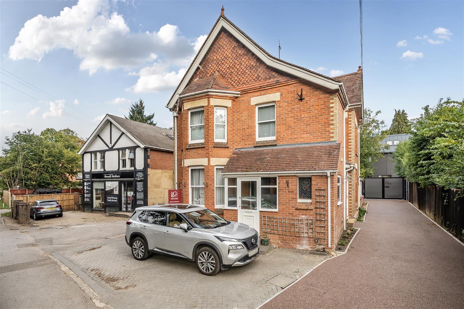Sandhurst Road, Crowthorne, Berkshire, RG45 7HR