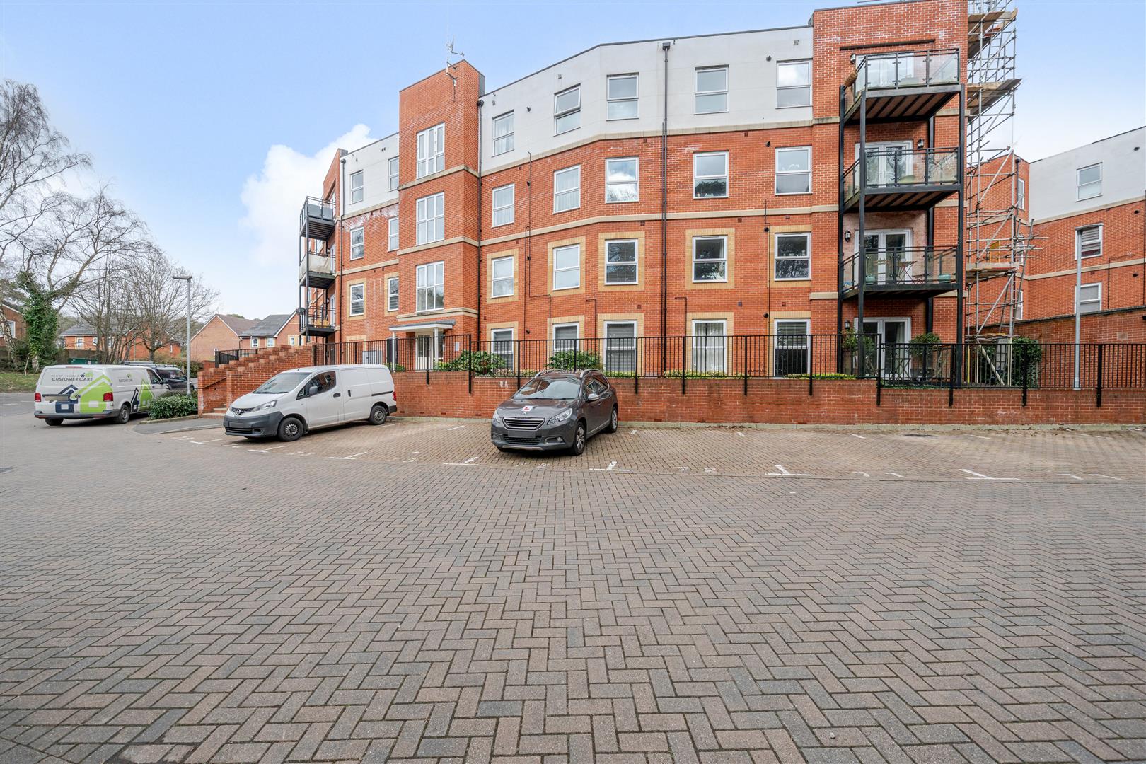 Edrich Grange, Crowthorne, Berkshire, RG45 7FJ