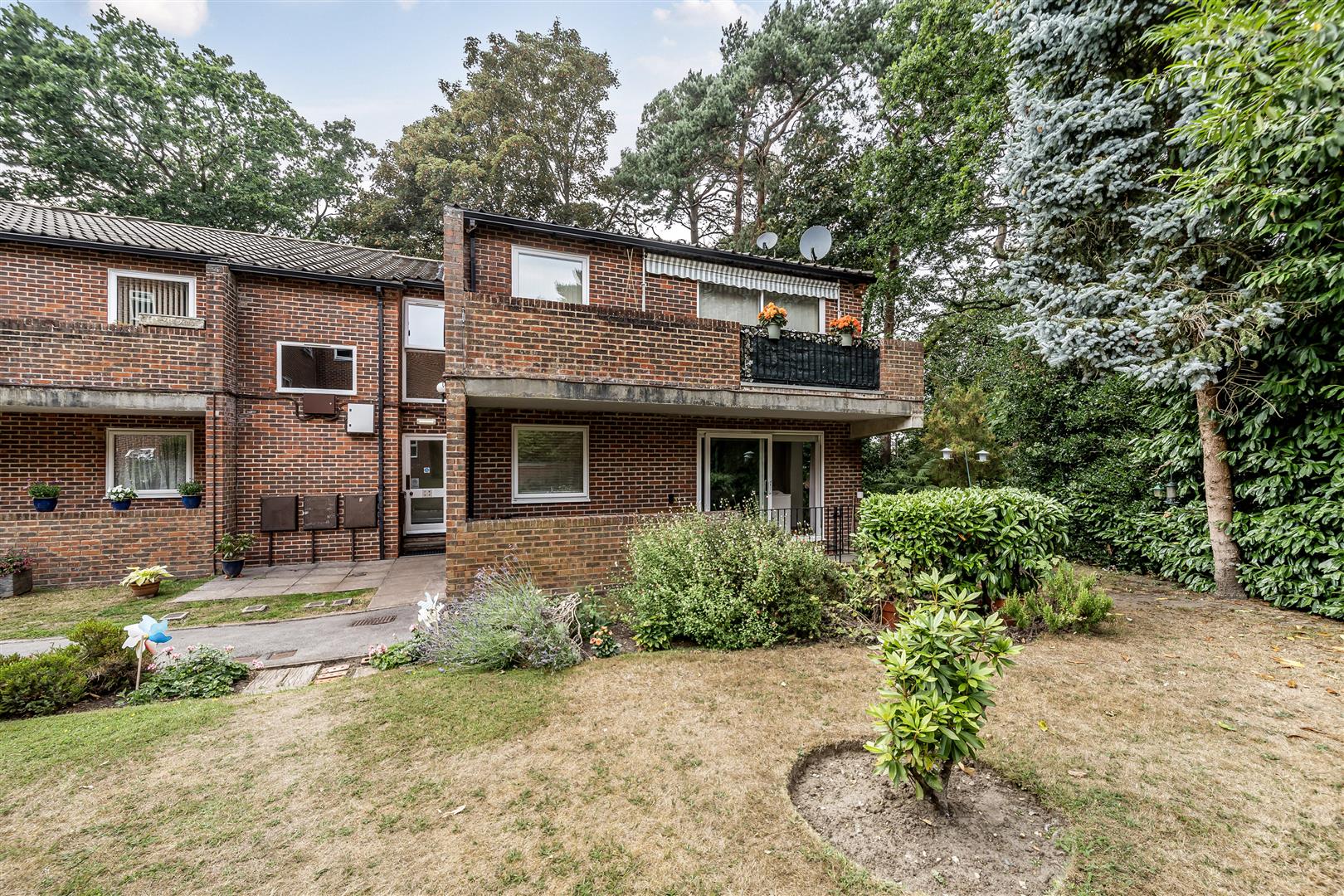 Nugee Court, Dukes Ride, Crowthorne, Berkshire, RG45 6SJ