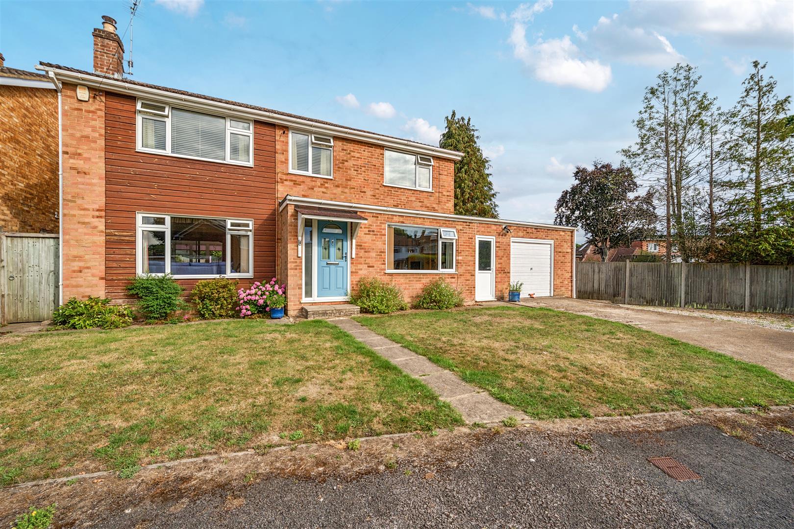 Sydney Close, Crowthorne, Berkshire, RG45 6LQ