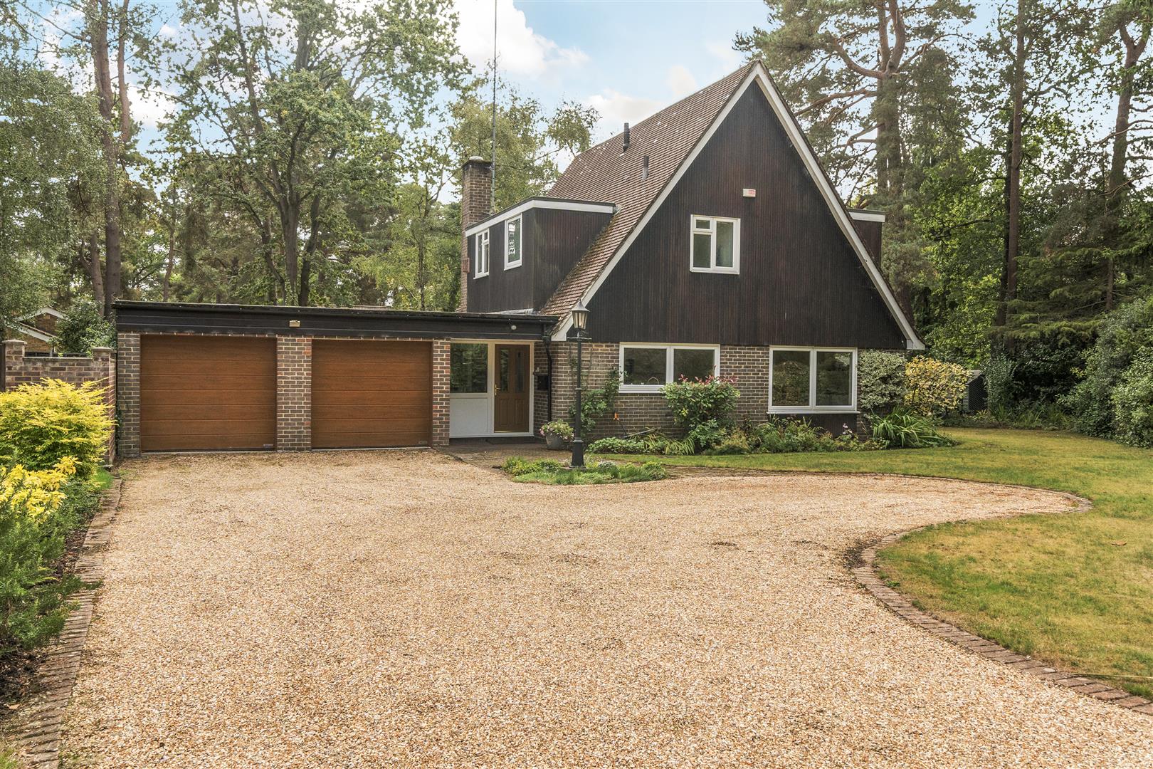 Edgcumbe Park Drive Crowthorne, Berkshire, RG45 6HX